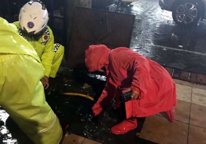 Hujan Pertama Guyur Surabaya, Wali Kota Risma Hujan Pertama Guyur Surabaya, Wali Kota Risma