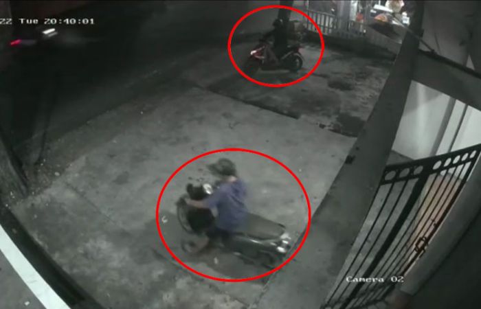 Beraksi Malam Hari, Dua Pencuri Sepeda Motor Terekam CCTV di Waru Sidoarjo Beraksi Malam Hari, Dua Pencuri Sepeda Motor Terekam CCTV di Waru Sidoarjo
