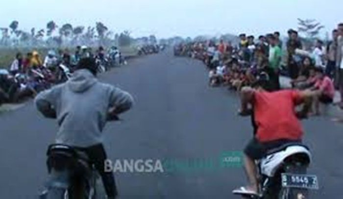 Aksi Balap Liar di Bypass Juanda Sidoarjo Renggut 1 Nyawa dan Lengan Patah Aksi Balap Liar di Bypass Juanda Sidoarjo Renggut 1 Nyawa dan Lengan Patah