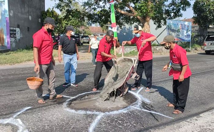 Prihatin dengan Banyaknya Kecelakaan, Warga dan Kader PDIP Tambal Jalan Berlubang