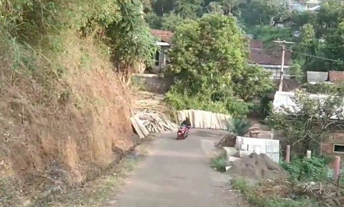 Menunggu Pembukaan Jalan Gumeng, Desa di Gunung Anjasmoro yang Pernah Jadi Lokasi KKN Putra Jokowi Menunggu Pembukaan Jalan Gumeng, Desa di Gunung Anjasmoro yang Pernah Jadi Lokasi KKN Putra Jokowi