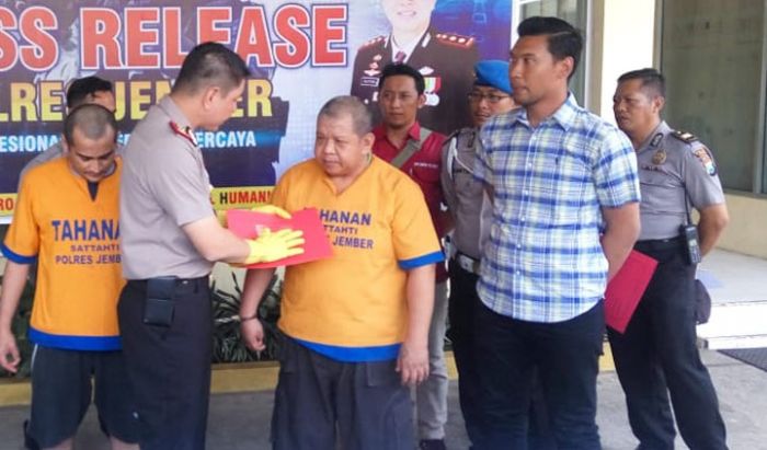Nyabu dan Ngepil Ekstasi, Pengusaha Busana di Jember Diringkus Polisi Nyabu dan Ngepil Ekstasi, Pengusaha Busana di Jember Diringkus Polisi