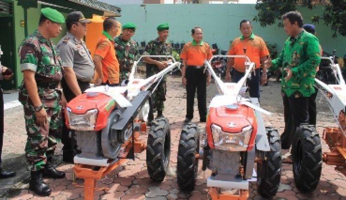 Walikota Mojokerto Salurkan Hand Traktor Pada Kelompok Petani