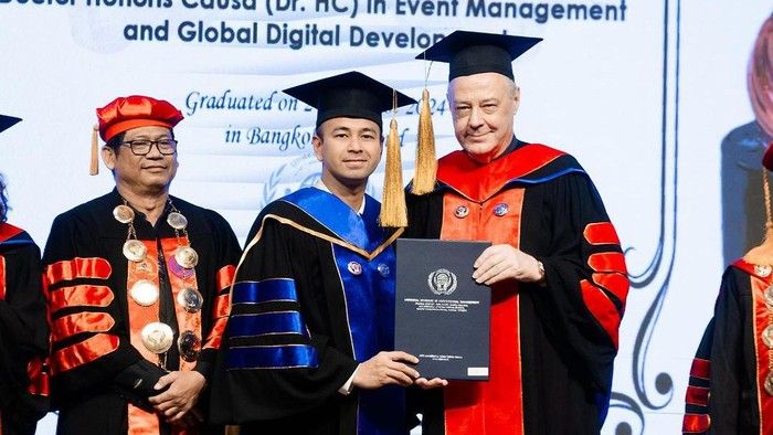 Heboh Raffi Ahmad Dapat Doktor HC, Ketua Alumni MU Thailand: Gelar Dijual Seperti Barang Palsu Heboh Raffi Ahmad Dapat Doktor HC, Ketua Alumni MU Thailand: Gelar Dijual Seperti Barang Palsu