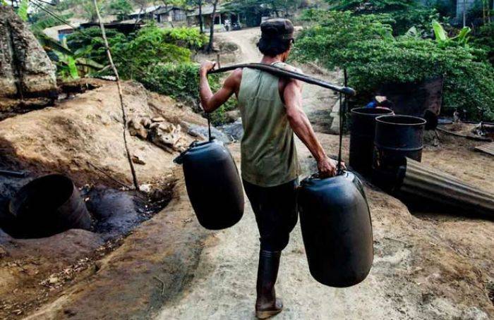 Ditertibkan Polda Jatim dan PT GCI, Penambang Minyak Tradisional Kawengan Minta Keadilan Ditertibkan Polda Jatim dan PT GCI, Penambang Minyak Tradisional Kawengan Minta Keadilan