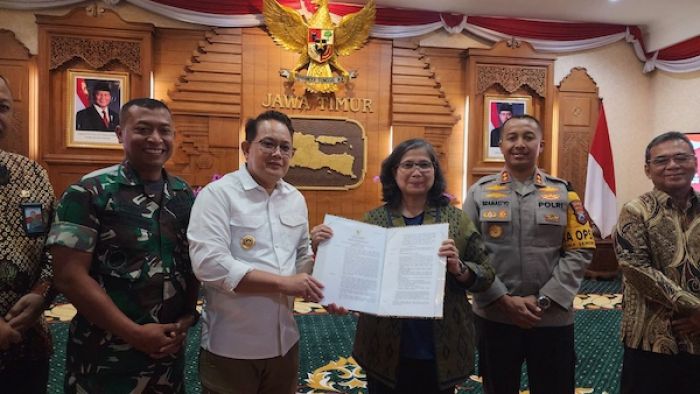 Serahkan SK Perpanjangan ke Pj Wali Kota Kediri, Adhy Karyono Beri Amanat soal Kondusivitas Pilkada Serahkan SK Perpanjangan ke Pj Wali Kota Kediri, Adhy Karyono Beri Amanat soal Kondusivitas Pilkada