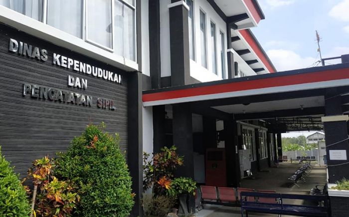 Klaster Perkantoran Kembali Muncul di Blitar, Kini Giliran Dispendukcapil, 80 Pegawai Dites Swab Klaster Perkantoran Kembali Muncul di Blitar, Kini Giliran Dispendukcapil, 80 Pegawai Dites Swab