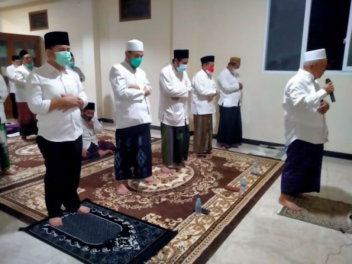 Ikut Salat Hajat, Wagub Jatim Emil Dardak: Kiai Ciptakan Ketenangan Batin Perkuat Imunitas