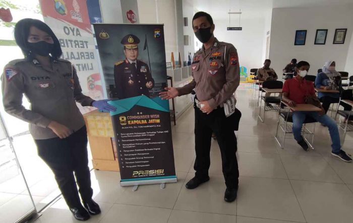 Kenalkan Program Baru Kapolda Jatim, Polres Mojokerto Kota Dampingi Pemohon SIM Kenalkan Program Baru Kapolda Jatim, Polres Mojokerto Kota Dampingi Pemohon SIM