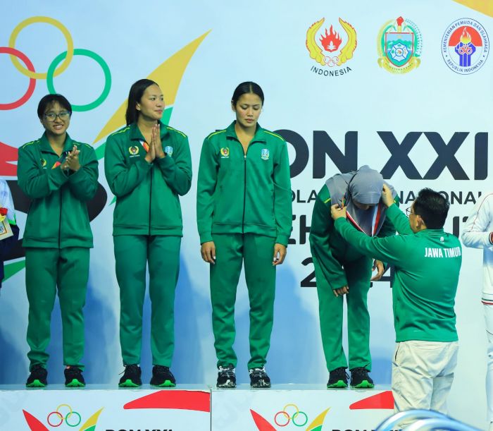 Pj Gubernur Adhy Kalungkan Medali dan Beri Selamat Dua Atlet Renang Jatim di PON XXI Pj Gubernur Adhy Kalungkan Medali dan Beri Selamat Dua Atlet Renang Jatim di PON XXI