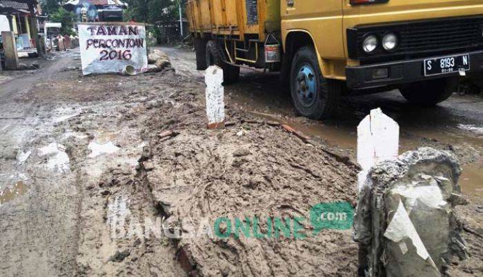 Tiga Tahun Dibiarkan Rusak, Warga Tawangsari Mojokerto Ubah Jalan jadi Makam Tiga Tahun Dibiarkan Rusak, Warga Tawangsari Mojokerto Ubah Jalan jadi Makam