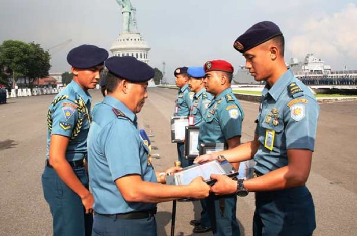 Pangarmatim Berikan Reward Pada Juara Lomba Halang Rintang Koarmatim Pangarmatim Berikan Reward Pada Juara Lomba Halang Rintang Koarmatim