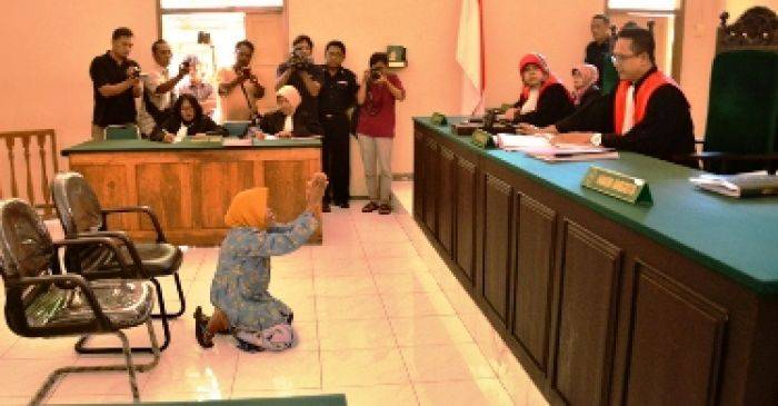 Asyani Berlutut Kepada Hakim dan Menangis Histeris saat Sidang Replik Asyani Berlutut Kepada Hakim dan Menangis Histeris saat Sidang Replik