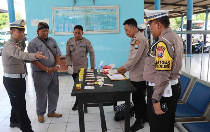 Jelang Libur Nataru, Petugas Gabungan Cek Urine Sopir Bus di Pamekasan Jelang Libur Nataru, Petugas Gabungan Cek Urine Sopir Bus di Pamekasan