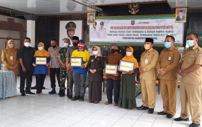 Bupati Jombang Serahkan BLT Pada Buruh Tani Tembakau