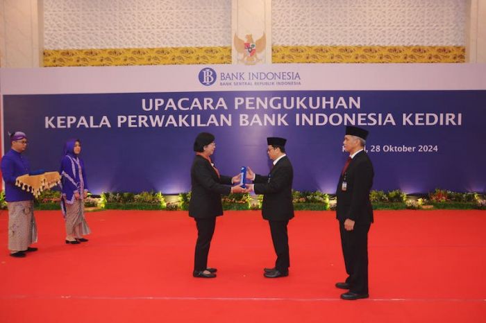 Yayat Cadarajat Dikukuhkan sebagai Kepala Perwakilan Bank Indonesia Kediri yang Baru Yayat Cadarajat Dikukuhkan sebagai Kepala Perwakilan Bank Indonesia Kediri yang Baru
