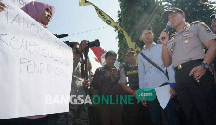 Temui Massa Aksi, Kapolres Jombang: Tidak Ada Kompromi Bagi Pelaku Gratifikasi Temui Massa Aksi, Kapolres Jombang: Tidak Ada Kompromi Bagi Pelaku Gratifikasi
