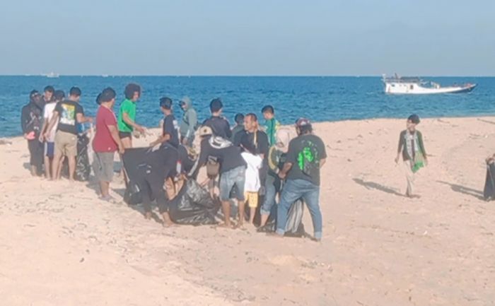 Usai Shalawatan Bareng, Ratusan Bonek Bersih-Bersih Pantai Gili Probolinggo Usai Shalawatan Bareng, Ratusan Bonek Bersih-Bersih Pantai Gili Probolinggo