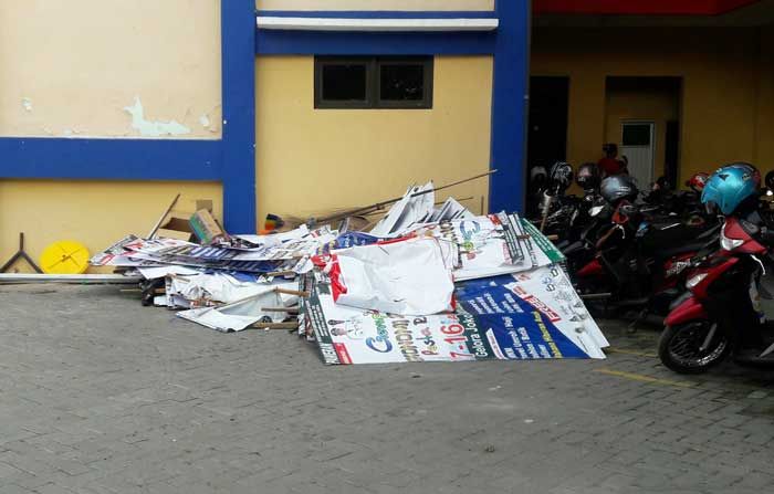 Dispol PP Gresik Kembali Bersih-bersih Reklame Bodong