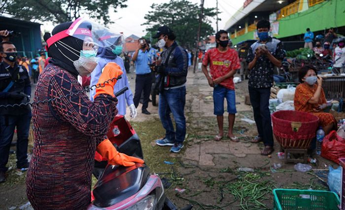 Pemkot Surabaya Blusukan Gelar Operasi Masker di Pasar Keputran Pemkot Surabaya Blusukan Gelar Operasi Masker di Pasar Keputran