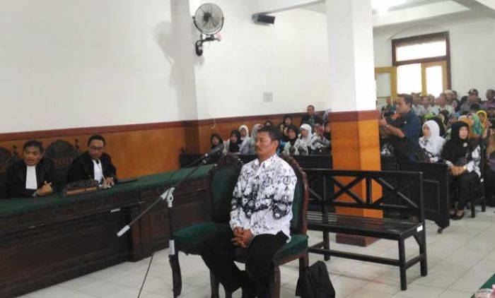 Guru "Cubit" Siswa Divonis 3 Bulan Kurungan 6 Bulan Percobaan Guru "Cubit" Siswa Divonis 3 Bulan Kurungan 6 Bulan Percobaan