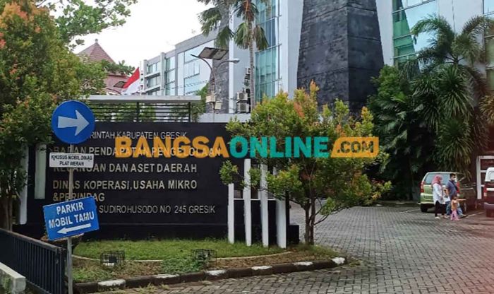 Penyimpangan Hibah UMKM Rp19,6 Miliar, Kejari Gresik Ambil Barang Bukti di Kantor Diskoperindag Penyimpangan Hibah UMKM Rp19,6 Miliar, Kejari Gresik Ambil Barang Bukti di Kantor Diskoperindag