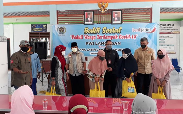Peduli Warga Terdampak Covid-19, PWI Lamongan Bersama Bank Jatim Salurkan Bantuan Paket Sembako Peduli Warga Terdampak Covid-19, PWI Lamongan Bersama Bank Jatim Salurkan Bantuan Paket Sembako
