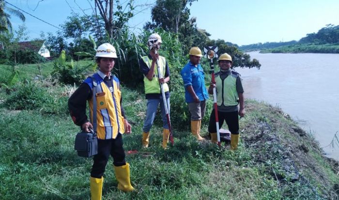 Tim BBWS Bengawan Solo Tinjau Tanggul Sungai Grindulu yang Longsor di Semanten Pacitan