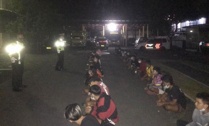 Balap Liar Saat PPKM, Puluhan Pemuda Digiring ke Mapolres Blitar Kota Balap Liar Saat PPKM, Puluhan Pemuda Digiring ke Mapolres Blitar Kota