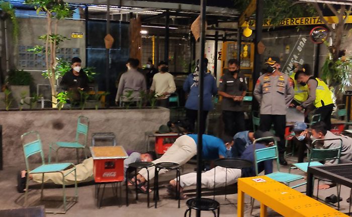 Operasi Yustisi, Petugas Dapati Cafe di Sidoarjo Langgar Jam Malam, Pengunjung Dihukum Push Up Operasi Yustisi, Petugas Dapati Cafe di Sidoarjo Langgar Jam Malam, Pengunjung Dihukum Push Up