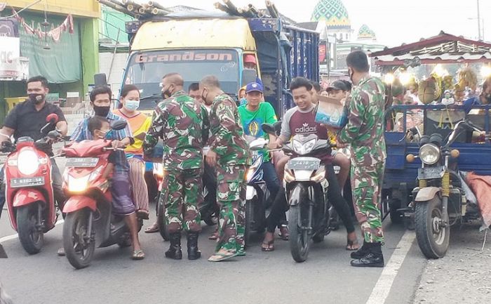 Relawan Gus Barra Bersama TNI Bagi-bagi Takjil Kepada Masyarakat Relawan Gus Barra Bersama TNI Bagi-bagi Takjil Kepada Masyarakat