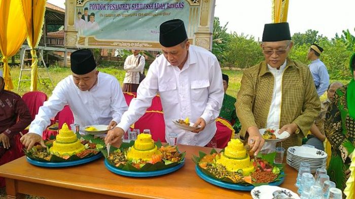 Mantan Waka BIN Dirikan Pesantren di Rengasdengklok, Kiai Asep Letakkan Batu Pertama Mantan Waka BIN Dirikan Pesantren di Rengasdengklok, Kiai Asep Letakkan Batu Pertama