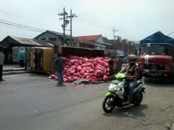 Tabrak Tiang PJU, Truk Muatan Bawang Merah Terguling di Sidoarjo Tabrak Tiang PJU, Truk Muatan Bawang Merah Terguling di Sidoarjo