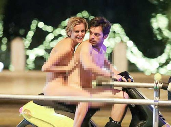 ​Aktor Sebastian Stan dan Denise Gough Naik Motor Telanjang Bulat Keliling Athena