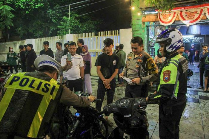 Dua Pekan Operasi Keselamatan Semeru 2023, Polrestabes Surabaya Tilang 72.520 Pengendara Dua Pekan Operasi Keselamatan Semeru 2023, Polrestabes Surabaya Tilang 72.520 Pengendara