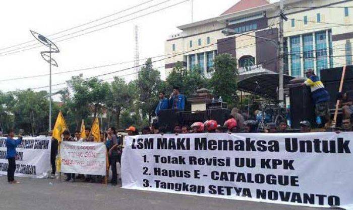 Demo di Kejati Jatim, MAKI Tuntut Penuntasan Kasus Korupsi Demo di Kejati Jatim, MAKI Tuntut Penuntasan Kasus Korupsi