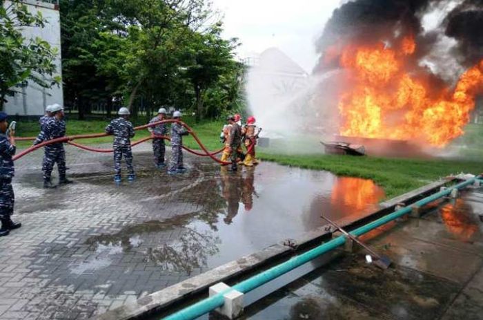 Tim PEK KRI Arun-903 Padamkan Kebakaran di Kolat Koarmada II Tim PEK KRI Arun-903 Padamkan Kebakaran di Kolat Koarmada II