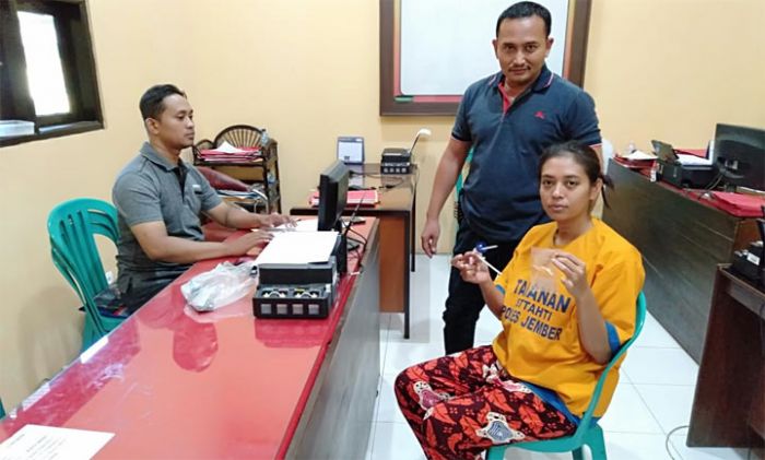 Ibu Rumah Tangga di Jember Digerebek Polisi saat Sedot Sabu-sabu di Kamar Kos Ibu Rumah Tangga di Jember Digerebek Polisi saat Sedot Sabu-sabu di Kamar Kos