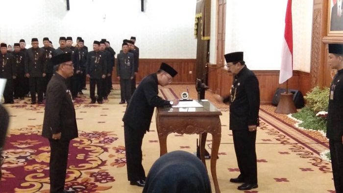 Gubernur Lantik 10 Pejabat Tinggi Pratama Pemprov Jatim Gubernur Lantik 10 Pejabat Tinggi Pratama Pemprov Jatim