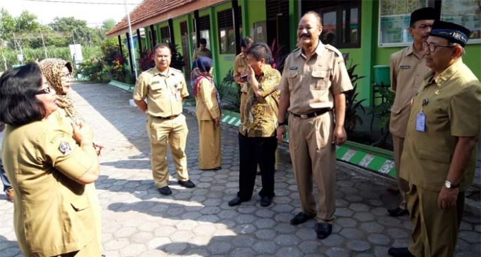 Bupati Pantau Pelaksanaan Ujian Nasional Sejumlah SD dan SMP di Kabupaten Blitar Bupati Pantau Pelaksanaan Ujian Nasional Sejumlah SD dan SMP di Kabupaten Blitar
