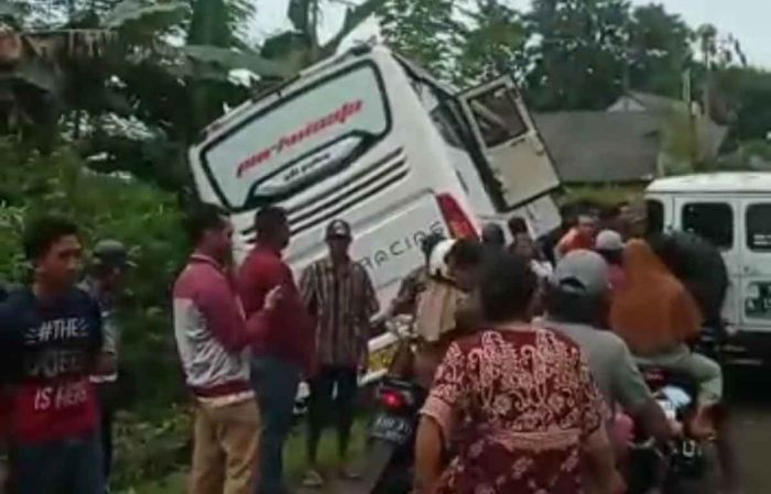 Rem Blong, Bus Pariwisata di Lumbang Probolinggo Tabrak 6 Kendaraan