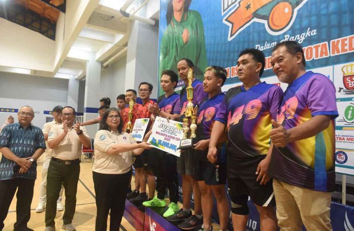 Pj Wali Kota Kediri Serahkan Hadiah ke Juara Turnamen Tenis Meja RSUD Gambiran Pj Wali Kota Kediri Serahkan Hadiah ke Juara Turnamen Tenis Meja RSUD Gambiran