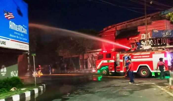 Korsleting Listrik, Toko Springbed di Sidokare Sidoarjo Ludes Terbakar