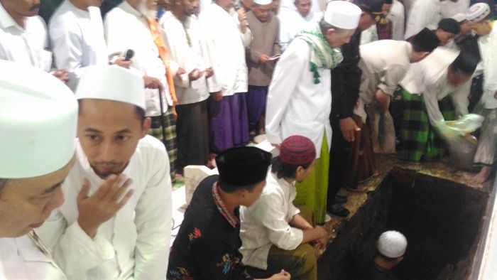 Air Mata Ribuan Umat Muslim Iringi Prosesi Pemakaman KH Abdur Rahman