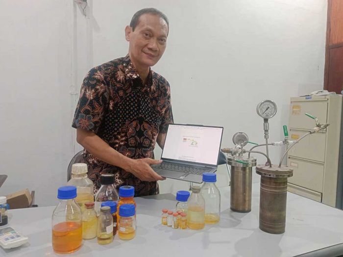 Hebat! Profesor ITS Berhasil Ciptakan Bahan Bakar RON 98 dengan Campuran Plastik dan Biomassa