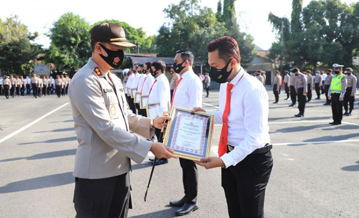 Kapolres Kediri Beri Penghargaan 11 Anggota Berprestasi Kapolres Kediri Beri Penghargaan 11 Anggota Berprestasi