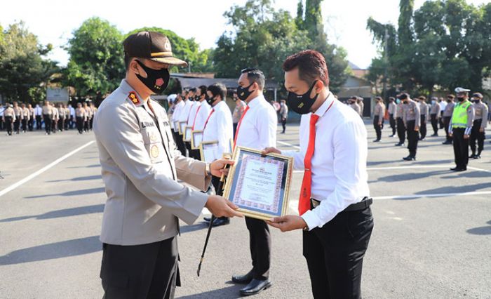 Kapolres Kediri Beri Penghargaan 11 Anggota Berprestasi