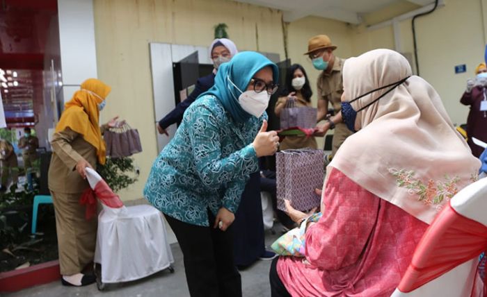Beri Dukungan Penerima Vaksin dan Nakes, Ketua TP PKK Surabaya Keliling Puskesmas Beri Dukungan Penerima Vaksin dan Nakes, Ketua TP PKK Surabaya Keliling Puskesmas