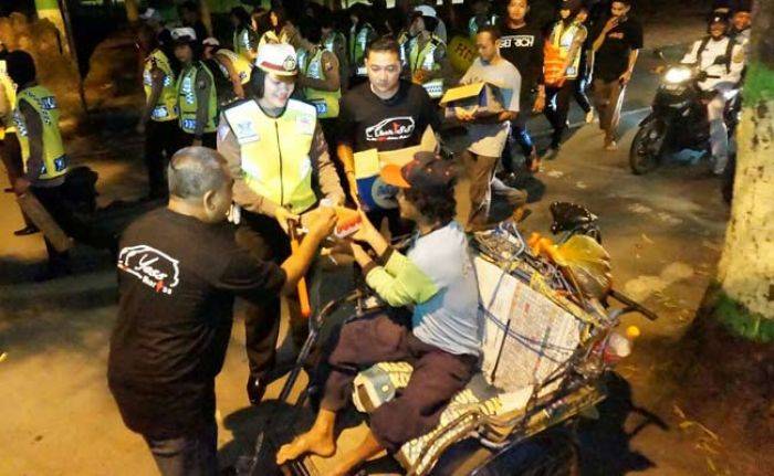 Komunitas Yaris Jatim dan Polwan Jombang Kompak Berbagi Makan Sahur kepada Tukang Ojek Komunitas Yaris Jatim dan Polwan Jombang Kompak Berbagi Makan Sahur kepada Tukang Ojek
