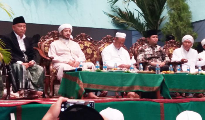 Kiai Asep Mantu, Undang 15.000 Warga Jatim, Gubernur dan Syaikh dari Makah Hadir